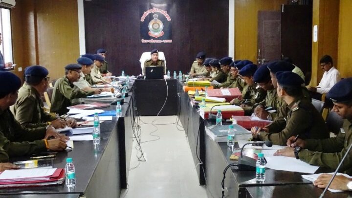 पुलिस अधीक्षक द्वारा ली गई अपराध समीक्षा बैठक : एजेंडा वार लंबित अपराध…चालान…शिकायतों…धारा 173(8) के प्रकरण आदि के त्वरित निकाल हेतु दिये गये निर्देश.