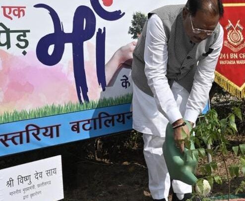 मुख्यमंत्री विष्णु देव साय ने “एक पेड़ मां के नाम” अभियान के तहत सीआरपीएफ के बस्तरिया बटालियन परिसर में लगाया नीम का पौधा