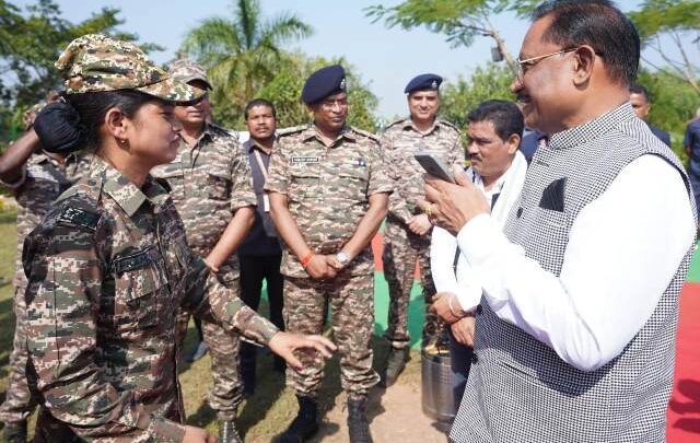 मुख्यमंत्री ने सीआरपीएफ़ बस्तरिया बटालियन की जवान प्रमिका दुग्गा की माता जी से फोन पर की बात : मुख्यमंत्री ने आत्मीयतापूर्वक पूछा – घर आने पर चापड़ा चटनी खिलाएंगे?, प्रमिका की मां ने कहा – जब भी आप आएंगे, जरूर खिलाऊंगी