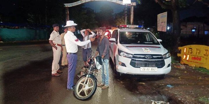 शराब पी कर वाहन चलाने वाले एवं यातायात नियमों का उल्लंघन करने वालों के विरूद्ध यातायात पुलिस द्वारा की जा रही हैं लगातार कार्यवाही : 44 वाहन चालकों के विरूद्ध कार्यवाही कर लिया गया समन शुल्क.