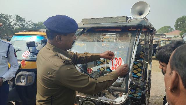 यातायात जागरूकता अभियान कार्यक्रम के दौरान आमजनों एवं 95 आटो चालकों को दी गई, यातायात सुरक्षा संबंधी नियमों का विस्तृत जानकारी