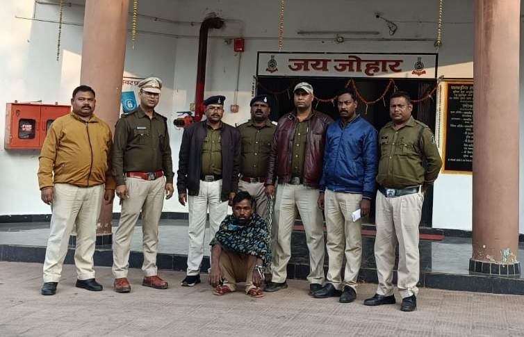 पत्नी की हत्या करने वाले आरोपी पति को चौकी खड़गवां पुलिस ने किया गिरफ्तार