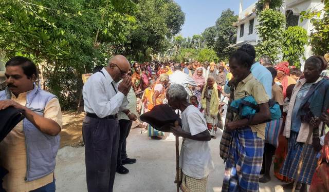 श्री समवर्ती समूह संस्थान देवस्थानम् महुवाटोली में महानिर्वाण दिवस पर आयोजित हुआ भण्डारा : निराश्रित एवं दिव्यांगों में कम्बल व वस्त्र वितरित, भण्डारा में हजारों श्रद्धालुओं ने ग्रहण किया प्रसाद