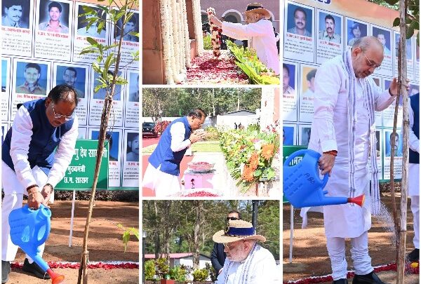 केंद्रीय गृह मंत्री अमित शाह ने शहीद जवानों को दी श्रद्धांजलि : विजिटर बुक में केंद्रीय मंत्री ने लिखा-सुरक्षा बलों की शहादत के लिए देश सदैव उनका ऋणी रहेगा