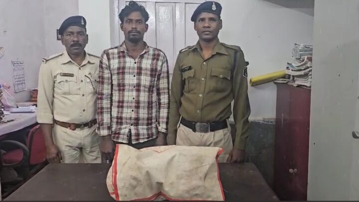 अवैध गांजा बेचने वाले आरोपी के विरुद्ध पुलिस का प्रहार : 2 किलो ग्राम मादक पदार्थ गांजा सहित आरोपी को गिरफ्तार कर भेजा गया है न्यायिक रिमांड पर.