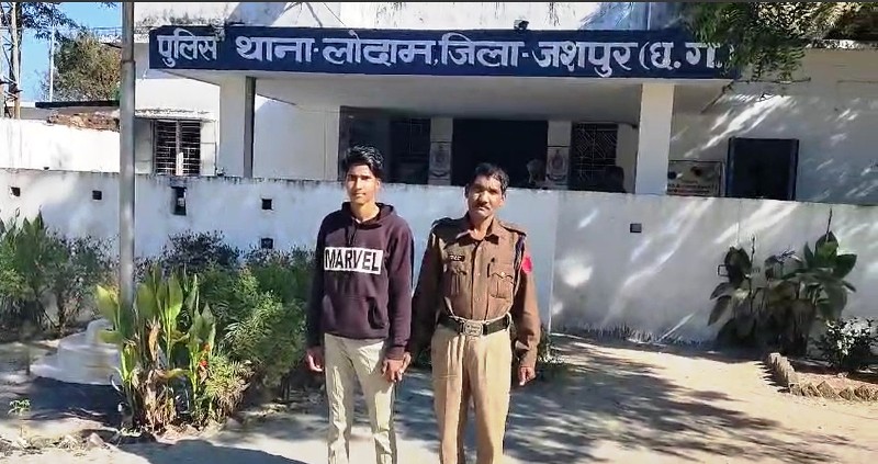 Jashpur Crime : बच्चों से जुड़ी अश्लील वीडियो एवं फोटो को सोशल मीडिया में अपलोड करता था साईंटांगरटोली का मो. असामुल हक, जशपुर पुलिस ने चाईल्ड पोर्नोग्राफी के अपराध में गिरफ्तार कर भेजा न्यायिक रिमांड पर, घटना में प्रयुक्त मोबाईल भी किया जप्त