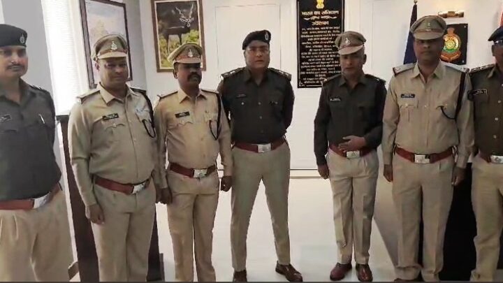 चार प्रधान आरक्षक पदोन्नत होकर बने सहायक उपनिरीक्षक : पुलिस कार्यालय में कार्यक्रम आयोजित कर पूरी की गई पदोन्नति की प्रक्रिया.