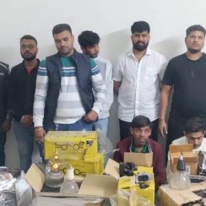 अवैध हुक्का बार पर पुलिस का छापा : मकान मालिक समेत 12 गिरफ्तार, बड़ी मात्रा में हुक्का सामग्री जब्त