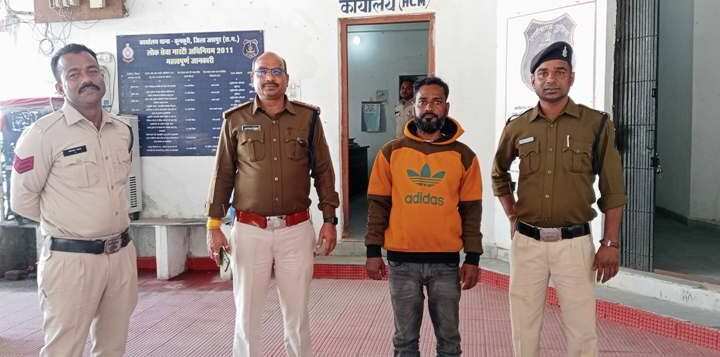 जशपुर पुलिस की बड़ी कामयाबी : लूट के पुराने मामले का आरोपी नौशाद खान गिरफ्तार…झारखंड से पकड़ा गया अपराधी…कुनकुरी में दिया था लाखों की लूट को अंजाम…पढ़ें पूरा मामला.