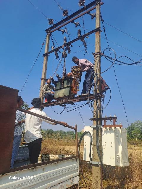 जशपुर : मुख्यमंत्री कैंप कार्यालय की पहल पर ग्राम बरडांड के जामटोली में बदला गया ट्रांसफार्मर