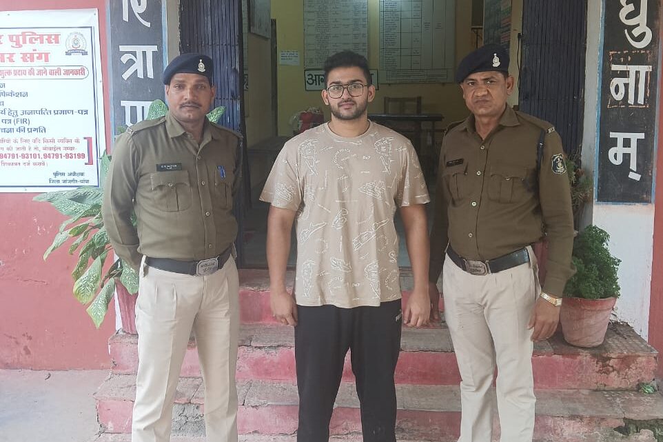 मवेशी तस्करी के फरार आरोपी को पकड़ने में थाना बम्हनीडीह/सायबर टीम पुलिस को मिली सफलता : कार्यवाही कर भेजा गया न्यायिक रिमांड पर.