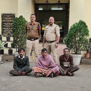मवेशी तस्करों पर पुलिस की कार्यवाही : 9 मवेशियों को मुक्त कर तीन आरोपियों को किया गिरफ्तार