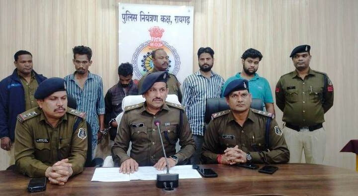 चोर और अवैध कबाड़ियों पर रायगढ़ पुलिस ने कसा शिकंजा : चक्रधरनगर पुलिस की कार्यवाही में दो शातिर चोर और दो कबाड़ी गिरफ्तार…डेढ़ लाख के स्पेयर पार्ट्स सहित ₹5 लाख की संपत्ति जब्त.