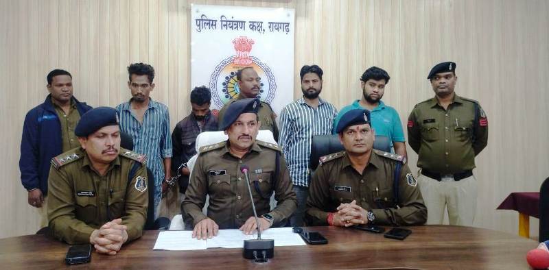 चोर और अवैध कबाड़ियों पर रायगढ़ पुलिस ने कसा शिकंजा : चक्रधरनगर पुलिस की कार्यवाही में दो शातिर चोर और दो कबाड़ी गिरफ्तार…डेढ़ लाख के स्पेयर पार्ट्स सहित ₹5 लाख की संपत्ति जब्त.