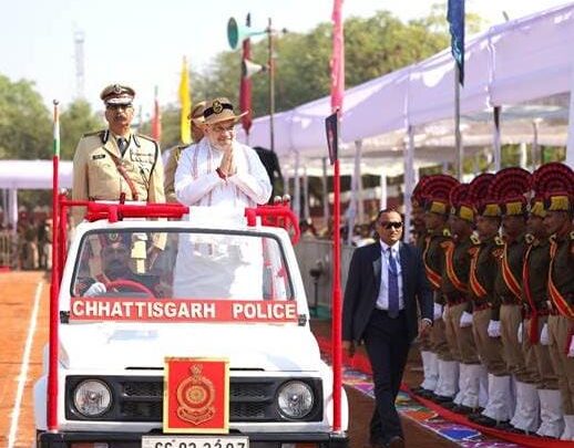 केन्द्रीय गृह एवं सहकारिता मंत्री अमित शाह ने आज अपने छत्तीसगढ़ दौरे के पहले दिन रायपुर में छत्तीसगढ़ पुलिस को ‘प्रेसिडेंट कलर’ प्रदान किया