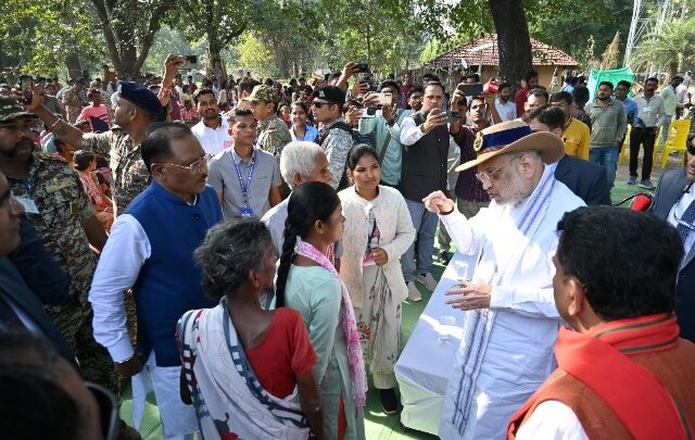 केन्द्रीय गृह एवं सहकारिता मंत्री अमित शाह ने आज छत्तीसगढ़ के जगदलपुर में शहीद स्मारक पर शहीदों को श्रद्धांजलि दी और शहीद जवानों के परिजनों व नक्सली हिंसा के शिकार लोगों के परिवारजनों के साथ मुलाकात की