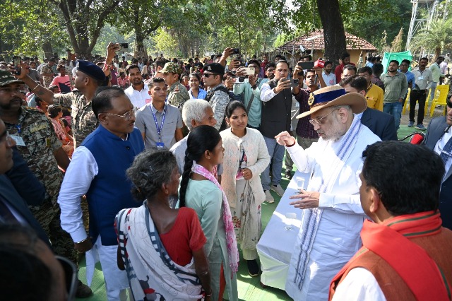 केन्द्रीय गृह एवं सहकारिता मंत्री अमित शाह ने आज छत्तीसगढ़ के जगदलपुर में शहीद स्मारक पर शहीदों को श्रद्धांजलि दी और शहीद जवानों के परिजनों व नक्सली हिंसा के शिकार लोगों के परिवारजनों के साथ मुलाकात की