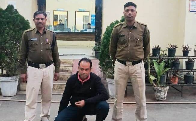 ₹5 लाख का माल, 4 गिरफ्तार! पुलिस ने तोड़ी चोर-कबाड़ी की चेन, ‘लड्डू कबाड़ी’ भी गिरफ्त में!