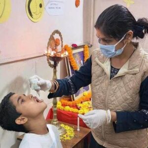 स्वर्णप्राशन एवं बाल रक्षा किट के लिए आयुर्वेद महाविद्यालय चिकित्सालय में उमड़ी भीड़, 2702 बच्चों को कराया गया स्वर्णप्राशन, 350 बच्चों को पांच दवाओं से निर्मित बाल रक्षा किट भी दिए गए
