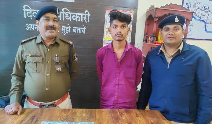 मोबाइल चोरी करने वाला शातिर चोर पुलिस के हत्थे चढ़ा, 24 घंटे में 12,000 रुपये की चोरी गई सामग्री बरामद