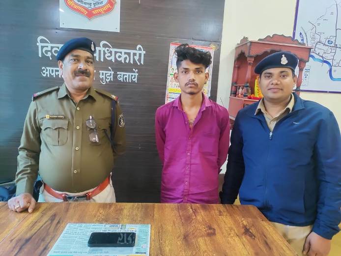 मोबाइल चोरी करने वाला शातिर चोर पुलिस के हत्थे चढ़ा, 24 घंटे में 12,000 रुपये की चोरी गई सामग्री बरामद