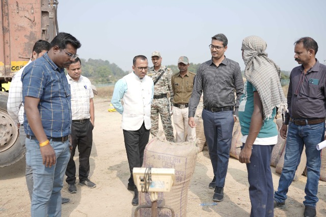 कलेक्टर ने धान खरीदी केन्द्र चिकनीपाली का किया निरीक्षण : धान खरीदी कार्य मे नियमों का पालन नही करने हेतु समिति प्रबंधक एवं तौल प्रभारी को खरीदी कार्य से पृथक करने के दिए निर्देश