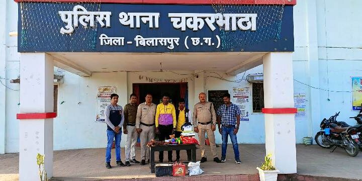 थाना चकरभाठा पुलिस की कार्यवाही : चोरी गये अलग अलग दो प्रकरण में तांबे का तार एवं दो नग बैटरी एवं अन्य सामान के साथ दो आरोपी एवं विधि से संघर्षरत बालक गिरफ्तार.