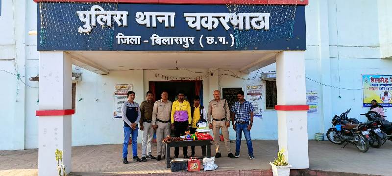 थाना चकरभाठा पुलिस की कार्यवाही : चोरी गये अलग अलग दो प्रकरण में तांबे का तार एवं दो नग बैटरी एवं अन्य सामान के साथ दो आरोपी एवं विधि से संघर्षरत बालक गिरफ्तार.