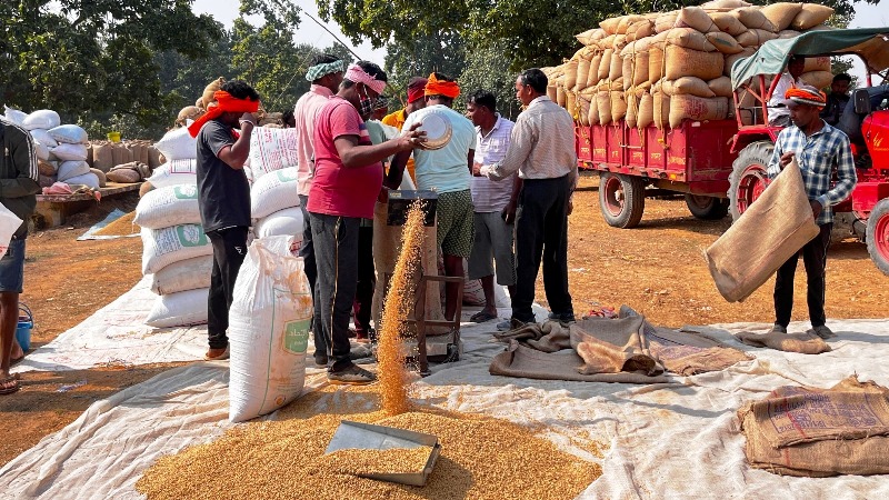 मुख्यमंत्री विष्णु देव साय की पहल पर निरंतर धान खरीदी का सिलसिला जारी, अब तक 93.44 लाख मीट्रिक टन धान की हो चुकी है खरीदी, 18.69 लाख किसानों को धान खरीदी के एवज में 21 हजार करोड़ रूपए से अधिक का भुगतान