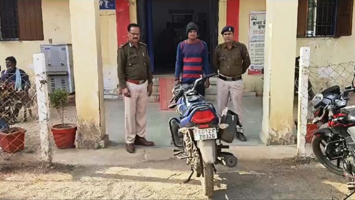 थाना पामगढ़ पुलिस की कार्यवाही : चोरी की मोटर सायकल के साथ आरोपी गिरफ्तार… कार्यवाही कर भेजा गया न्यायिक रिमांड पर.