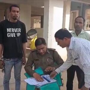 चरित्र संदेह के कारण बाल्टी में भरा डीटीएच छतरी से पत्नि के सिर मारकर चोट पहुंचाकर हत्या करने वाले आरोपी गजेन्द्र यादव को किया गया गिरफ्तार