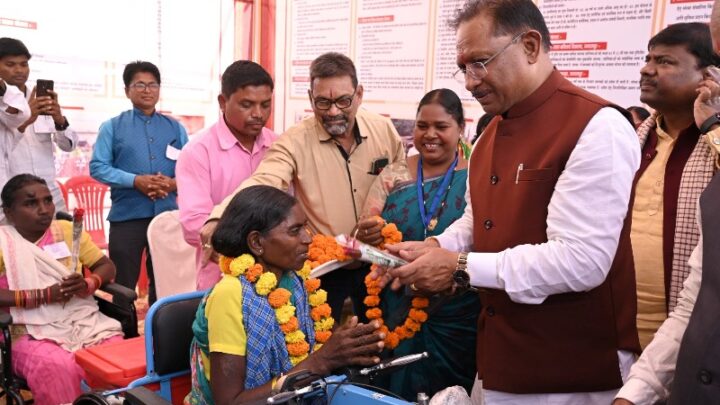 मुख्यमंत्री विष्णुदेव साय ने दिव्यांग कनक बाई को प्रदान की मोटराईज्ड ट्रायसायकिल : कनक बाई ने कहा मुख्यमंत्री ने मोटराईज्ड ट्रायसायकिल नहीं मेरे दोनों पैर दे दिये उनका आभार