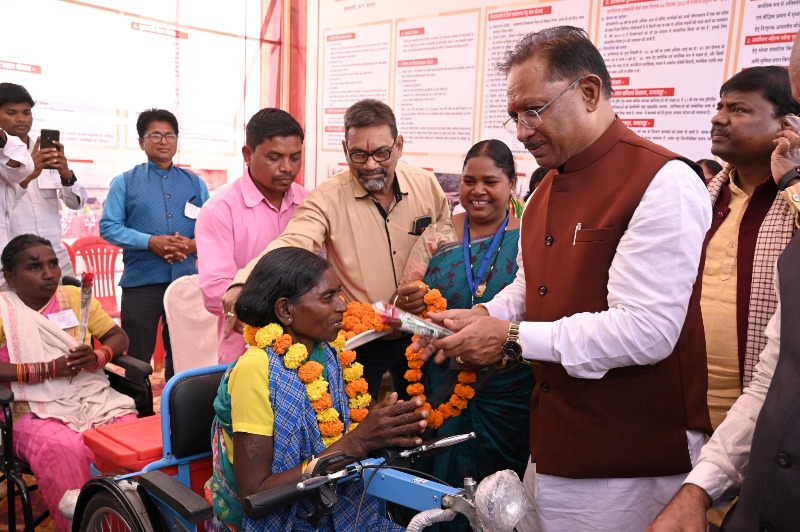 मुख्यमंत्री विष्णुदेव साय ने दिव्यांग कनक बाई को प्रदान की मोटराईज्ड ट्रायसायकिल : कनक बाई ने कहा मुख्यमंत्री ने मोटराईज्ड ट्रायसायकिल नहीं मेरे दोनों पैर दे दिये उनका आभार