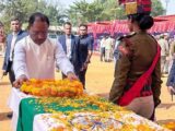 मुख्यमंत्री विष्णुदेव साय ने शहीद जवानों को पुष्पचक्र अर्पित कर दी भावभीनी श्रद्धांजलि, परिजनों से भेंट कर हुए भावुक