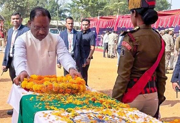 मुख्यमंत्री विष्णुदेव साय ने शहीद जवानों को पुष्पचक्र अर्पित कर दी भावभीनी श्रद्धांजलि, परिजनों से भेंट कर हुए भावुक