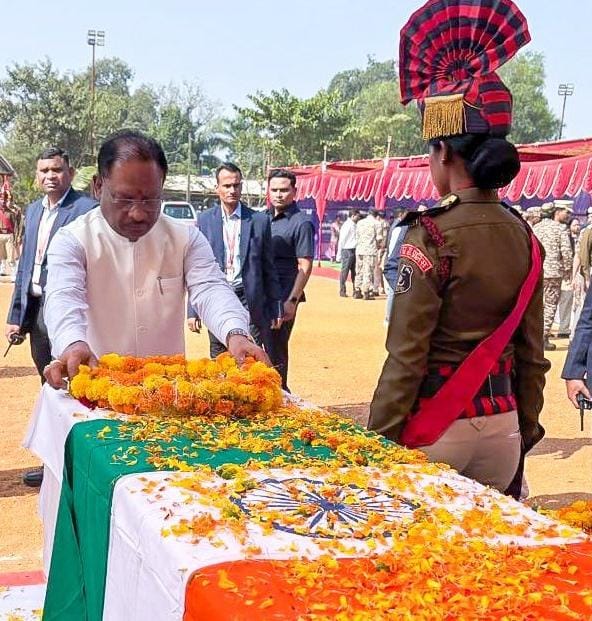 मुख्यमंत्री विष्णुदेव साय ने शहीद जवानों को पुष्पचक्र अर्पित कर दी भावभीनी श्रद्धांजलि, परिजनों से भेंट कर हुए भावुक