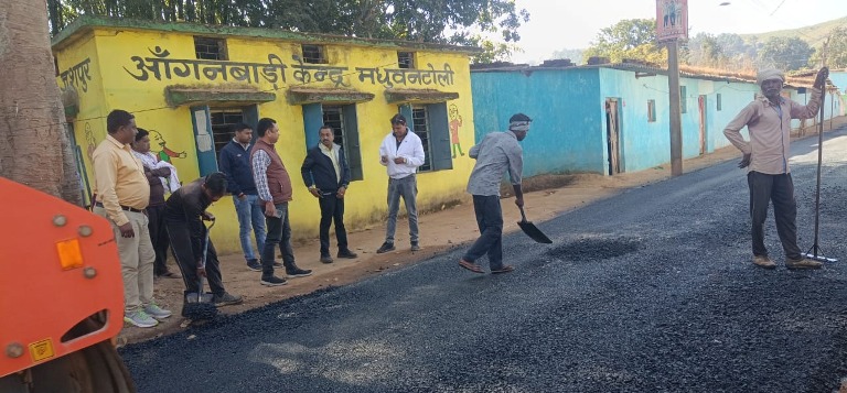 उप मुख्यमंत्री अरूण साव के निर्देशों पर नगरीय क्षेत्रों में हो रहा अमल : जशपुर नगरपालिका में विकास कार्य प्रांरभ, शहर में 4.50 करोड़ के लागत से हो रहा डामरीकरण 