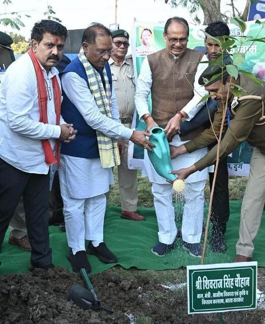 केंद्रीय मंत्री शिवराज सिंह चौहान ने नगपुरा में किया वृक्षारोपण : छत्तीसगढ़ में ‘एक पेड़ मां के नाम’ अभियान को बढ़ावा