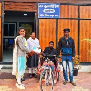 मुख्यमंत्री कैंप कार्यालय की संवेदनशील पहल : कालीचरण को मिली बैटरी चलित ट्राई साइकिल…मिला नया सहारा…अपना कार्य स्वयं करने में होंगे सक्षम.