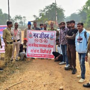 सूरजपुर पुलिस का ‘‘नवजीवन‘‘ अभियान : नशे के विरूद्ध आमजनों व वाहन चालकों को किया गया जागरूक…की गई  यातायात नियमों का पालन करने की अपील.