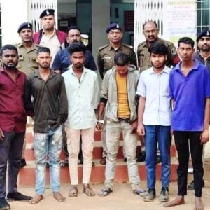 सीपत बाजार चौक में गुण्डा गर्दी कर मारपीट व तोड़फोड़ करने वाले छः आरोपियों के विरुद्ध सीपत पुलिस का प्रहार : छः आरोपियों को किया गया गिरफ्तार…भेजा गया न्यायिक रिमाण्ड पर.