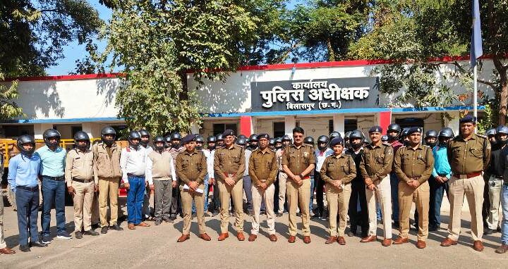 चेतना अभियान के अंतर्गत सड़क सुरक्षा माह कार्यक्रम में पुलिस अधीक्षक श्री रजनेश सिंह द्वारा किया गया हेलमेट वितरण… 200 अधिकारी एवं जवान हुए लाभान्वित.