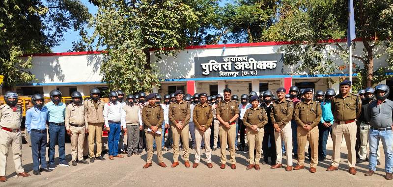 चेतना अभियान के अंतर्गत सड़क सुरक्षा माह कार्यक्रम में पुलिस अधीक्षक श्री रजनेश सिंह द्वारा किया गया हेलमेट वितरण… 200 अधिकारी एवं जवान हुए लाभान्वित.