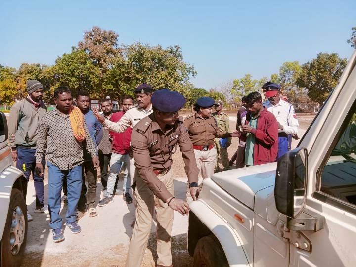 यातायात नियमों के पालन के साथ वाहनों की सुरक्षा भी जरूरी, जशपुर पुलिस ने दिखाई जागरूकता, 400 से अधिक वाहनों में लगी रेडियम पट्टी