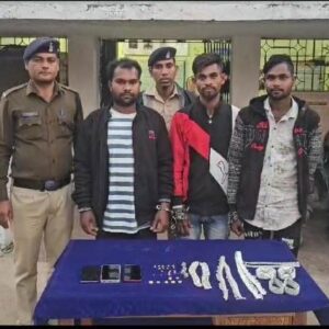 चोरी का मोबाइल और सोने-चांदी के जेवर बेचने की फिराक में तीन आरोपी गिरफ्तार, ₹2 लाख का माल बरामद