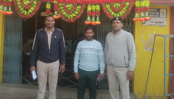 पुलिस ने मादक पदार्थ गांजा के साथ आरोपी को किया गिरफ्तार, 1.8 किलो गांजा और 1300 रुपये की नगद रकम जप्त