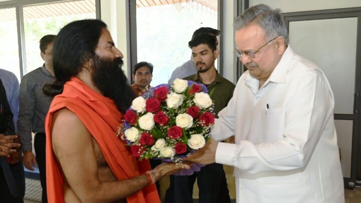 विधानसभा अध्यक्ष डॉ. रमन सिंह से मिले योग गुरु बाबा रामदेव…गणतंत्र दिवस की दी बधाई !