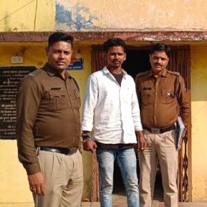 सड़क पर मारपीट और चाकू से हमला करने वाला फरार आरोपी पुलिस की गिरफ्त में