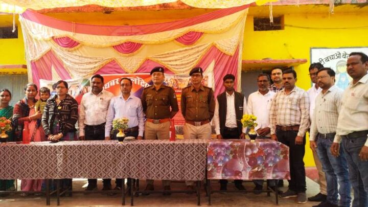 जिला बलौदाबाजार-भाटापारा पुलिस द्वारा शासकीय उच्चतर माध्यमिक विद्यालय ग्राम कुम्हारी में आयोजित किया गया साइबर जागरूकता कार्यक्रम.