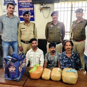 रायपुर पुलिस ने अवैध गांजा के साथ तीन आरोपियों को मोटर साइकिल सहित किया गिरफ्तार…7.192 किलोग्राम गांजा बरामद… नारकोटिक एक्ट के अंतर्गत की गई कार्यवाही.